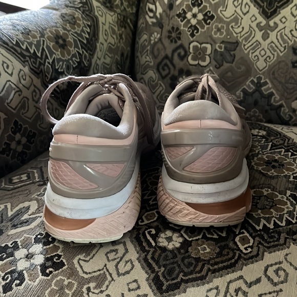 Men's gel kayano 28 ASICS / size 13/ gently used condition, rose color - Picture 4 of 5